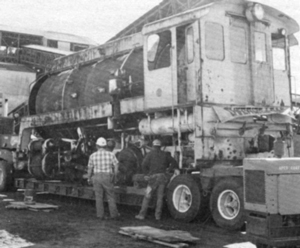 Photo of workers preparing locomotive no. 40 for shipment to the HOD Museum